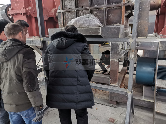 安徽客戶現(xiàn)場(chǎng)參觀試機(jī)金屬粉碎機(jī)