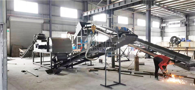 廢鐵粉碎機(jī)生產(chǎn)現(xiàn)場(chǎng)