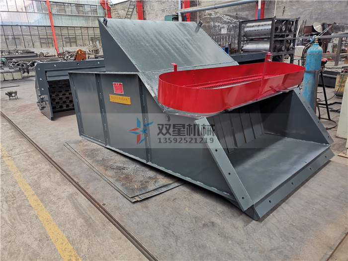 斷橋鋁粉碎機(jī)配件等待裝車