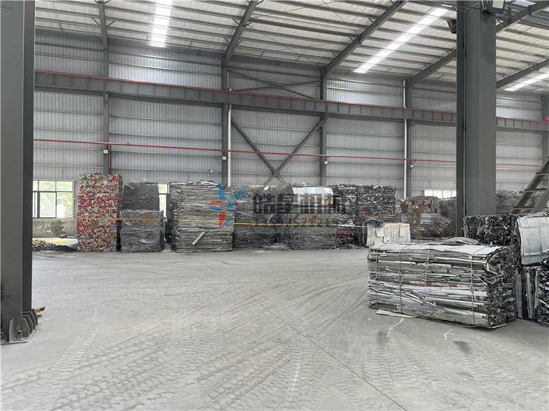 <a href='http://www.greeniq-systems.com/1/54.html' target='_blank'><span>廢鋁粉碎機(jī)</span></a>作業(yè)現(xiàn)場(chǎng)