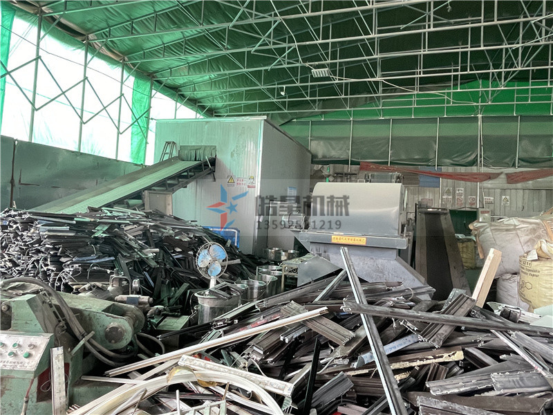 <a href='http://www.greeniq-systems.com/' target='_blank'><span>金屬粉碎機</span></a>作業(yè)現(xiàn)場