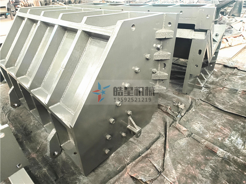 金屬粉碎機(jī)錘頭、篩板、破碎腔體生產(chǎn)組裝現(xiàn)場